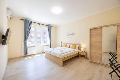 Bed, TV and multimedia, Photo of the whole room, Bedroom, towels, wardrobe, air conditioner