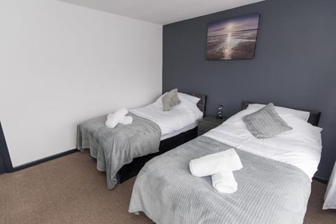 Home from Home 3-Bedrooms free parking Garden Sleeps up to 8 Apartment in Stourbridge