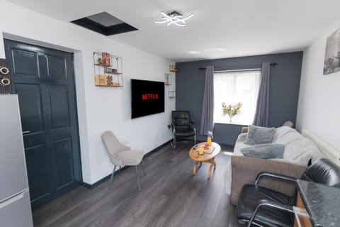 Home from Home 3-Bedrooms free parking Garden Sleeps up to 8 Apartment in Stourbridge