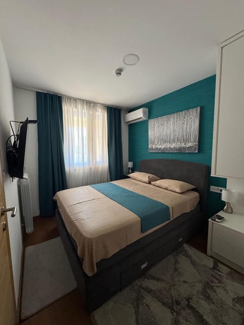 Bed, TV and multimedia, Photo of the whole room, Bedroom