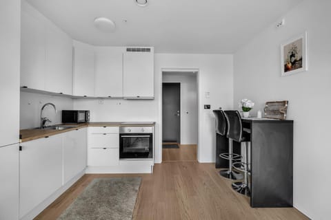 Coffee/tea facilities, Kitchen or kitchenette, dishwasher, oven, stove