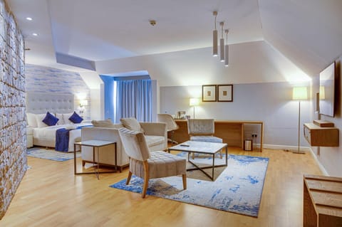 TV and multimedia, Seating area, Bedroom