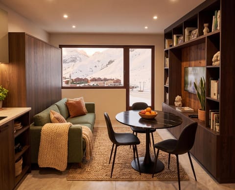 Living room, Dining area, Mountain view