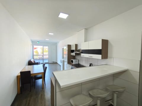Kitchen or kitchenette, Dining area, stove
