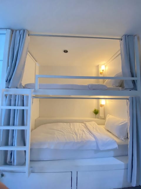 Bedroom, bunk bed