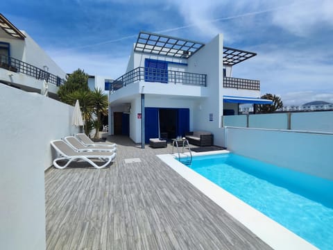 Property building, Day, Pool view, Swimming pool, sunbed