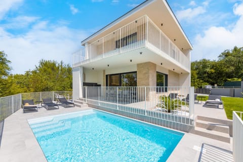 Property building, Balcony/Terrace, Pool view, Swimming pool, sunbed
