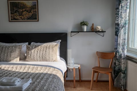 Bed, Living room, Photo of the whole room, Seating area, Bedroom