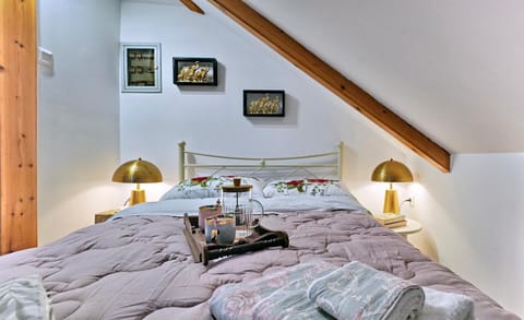 Bed, Photo of the whole room, Bedroom, Breakfast