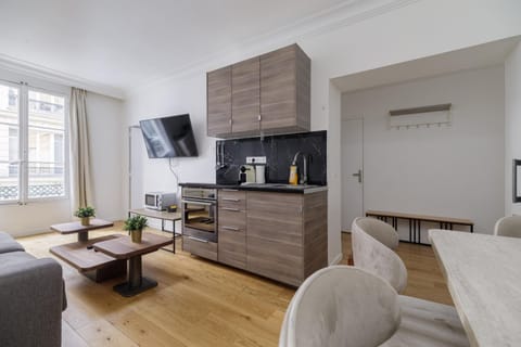 TV and multimedia, Coffee/tea facilities, Kitchen or kitchenette, Living room, Seating area, Dining area, hair dresser, minibar, oven, air conditioner
