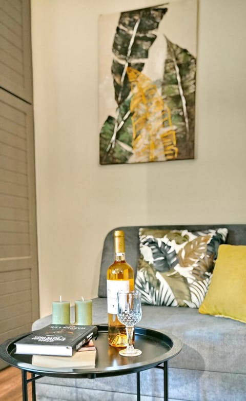 Decorative detail, Bedroom, Drinks