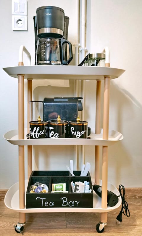 Coffee/tea facilities, Kitchen or kitchenette, Food and drinks, minibar