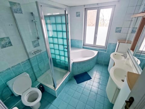 Shower, Toilet, Bathroom, Bath