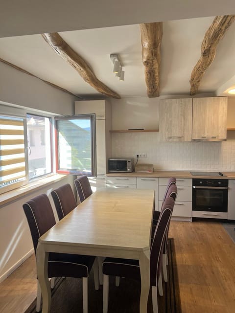 Kitchen or kitchenette, Dining area