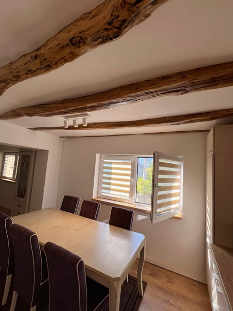 Seating area, Dining area