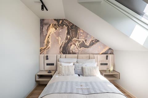 Bed, Other, Photo of the whole room, Decorative detail, Bedroom, internet, locker