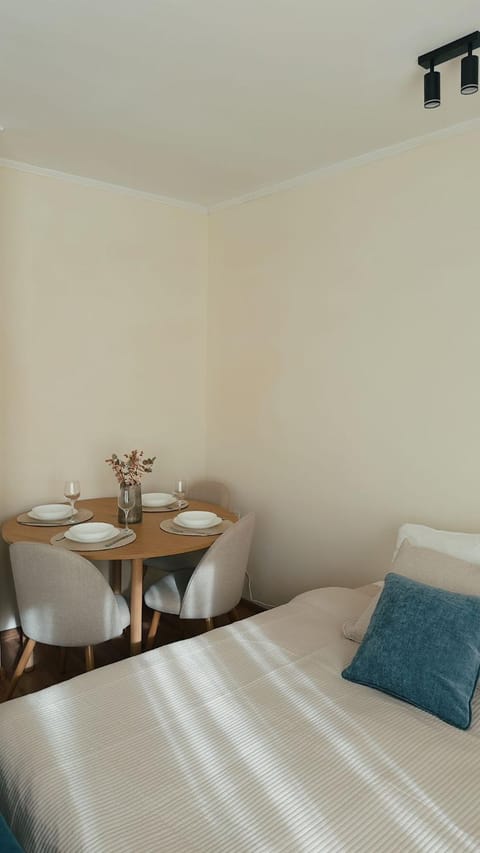 Bed, Seating area, Dining area