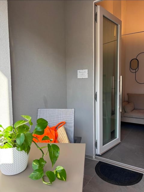 Property building, Patio, Balcony/Terrace