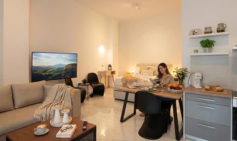 Bed, TV and multimedia, Coffee/tea facilities, Kitchen or kitchenette, Living room, Photo of the whole room, Seating area, Dining area, Bedroom