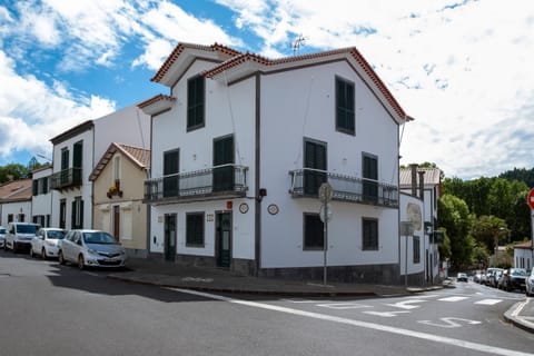 Property building, Day, Neighbourhood, Street view, Location