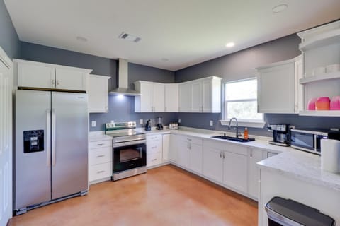 1 Mi to Lake LBJ Peaceful Home with Patio and Yard! Apartment in Granite Shoals