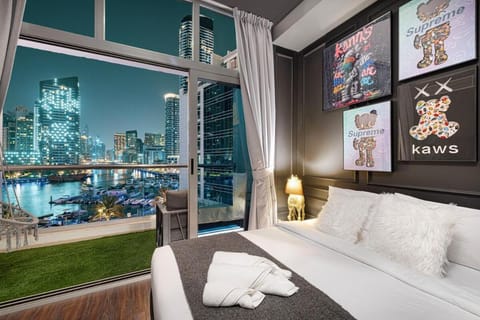Bed, Night, Living room, Photo of the whole room, Seating area, Bedroom, City view