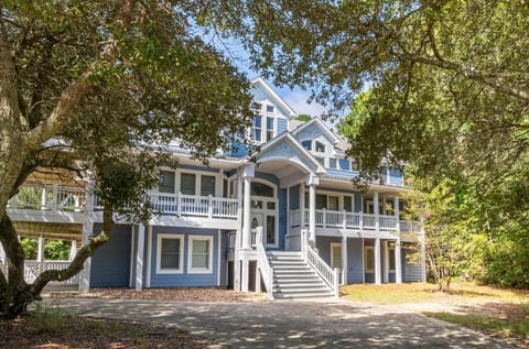 Angel's Retreat - Corolla Village, Steps to Beach Access, Pool, Cabana, Elevator, Pets, Open YR House in Corolla