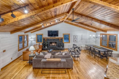 Eagles Haven - Two Cabins with Massive Deck & Views Cabin in Blue Ridge