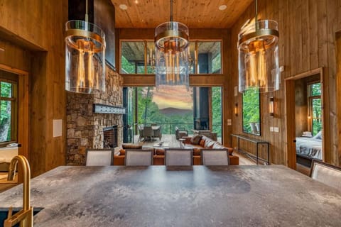 Greenridge- Upscale Architecture and Modern Design House in Blue Ridge Lake