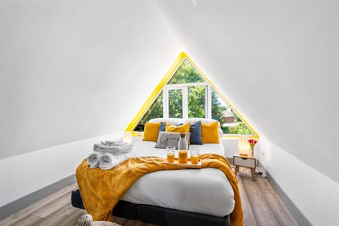 Bed, Bedroom, towels