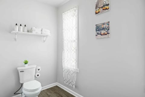 Detroit 3BR Retreat w/ Wi-Fi + Street Parking House in Windsor