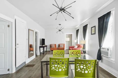 Detroit 3BR Retreat w/ Wi-Fi + Street Parking House in Windsor