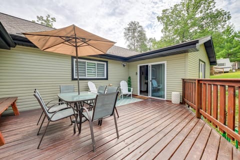 Private Hot Tub, Deck! Group Getaway in Friendship House in Castle Rock Lake