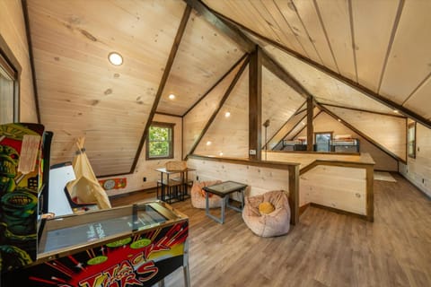 Heart Lake Cabin - Hot Tub & Game Room Cabin in Douglas Lake