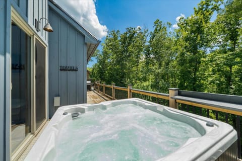 Heart Lake Cabin - Hot Tub & Game Room Cabin in Douglas Lake