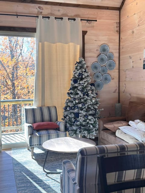 Heart Lake Cabin - Hot Tub & Game Room Cabin in Douglas Lake