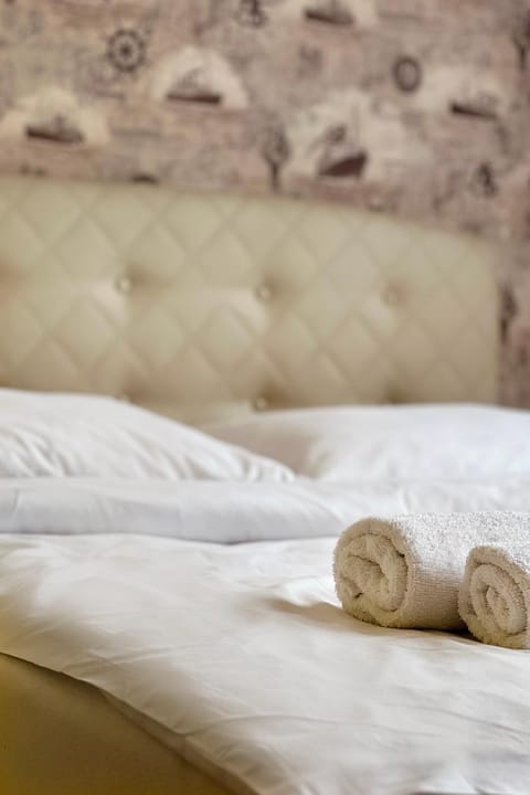 Bed, towels