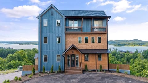Bella Lago - 6BR Lakeview with Pool & Tube Slide House in Douglas Lake