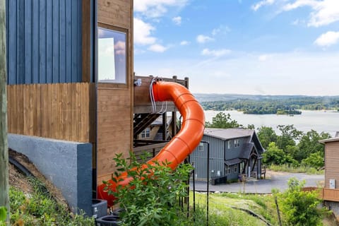 Bella Lago - 6BR Lakeview with Pool & Tube Slide House in Douglas Lake