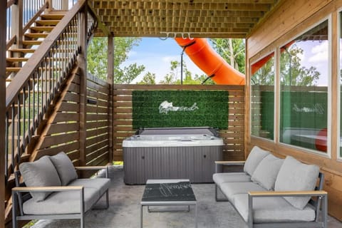 Bella Lago - 6BR Lakeview with Pool & Tube Slide House in Douglas Lake