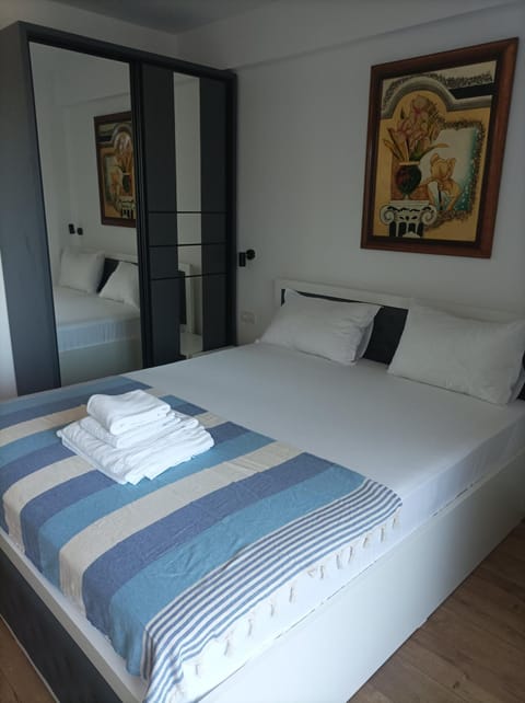 Bed, Photo of the whole room, towels