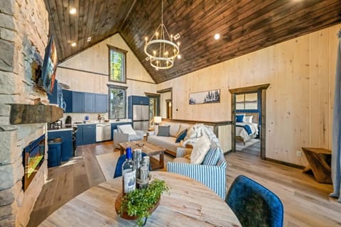 Anchors Retreat - Lakefront Getaway for 14 Guests House in Douglas Lake