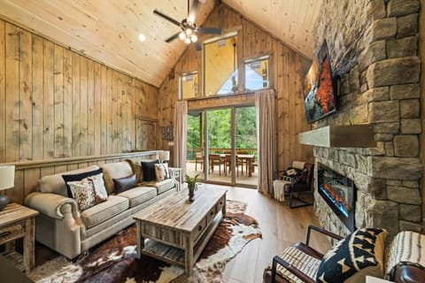 Lakeside Country - Hot Tub Retreat with Lake Access House in Douglas Lake