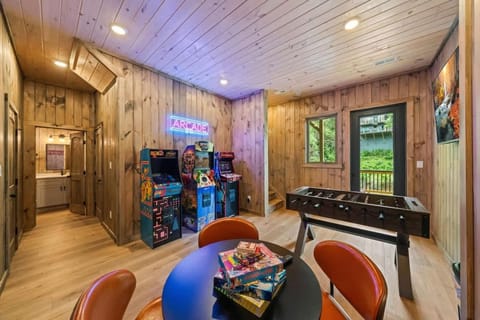 Lakeside Country - Hot Tub Retreat with Lake Access House in Douglas Lake