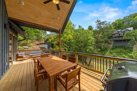 Lakeside Country - Hot Tub Retreat with Lake Access House in Douglas Lake