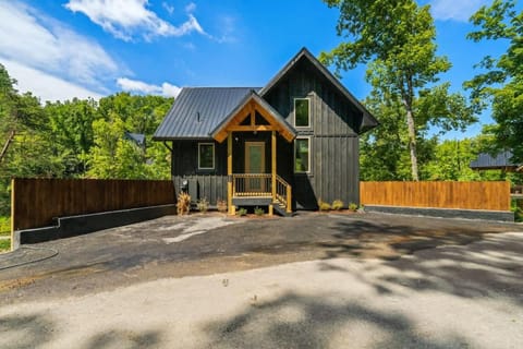 Cottage Cove Oasis - Lakefront with Hot Tub House in Douglas Lake