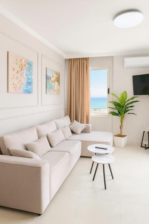 Natural landscape, TV and multimedia, Living room, Seating area, Sea view