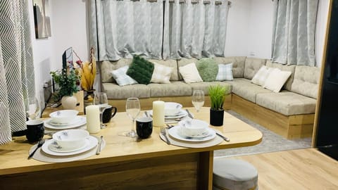 BAF Luxury Stays - Billing Aquadrome - Caravan Sleeps 8 Apartment in Northampton