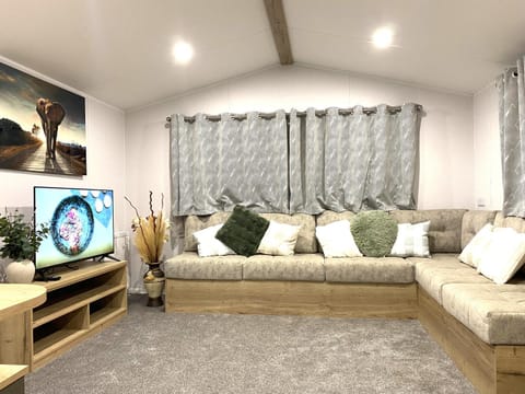 BAF Luxury Stays - Billing Aquadrome - Caravan Sleeps 8 Apartment in Northampton