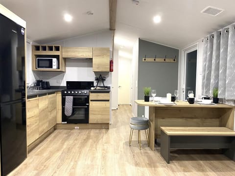 BAF Luxury Stays - Billing Aquadrome - Caravan Sleeps 8 Apartment in Northampton